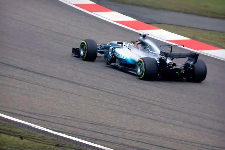 包含索伯车队完胜雷诺车队，拉塞尔统治全场的词条