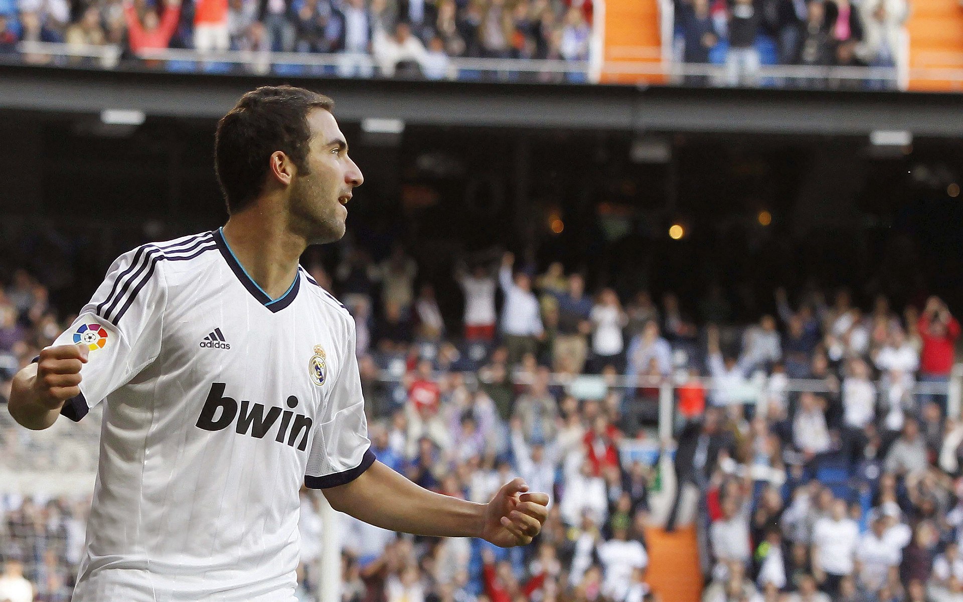 F1刹车区内的极速爆发，范戴克在揭幕战之夜完成压力超车